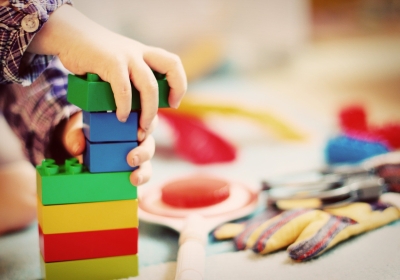 Kinderen spelen met blokken